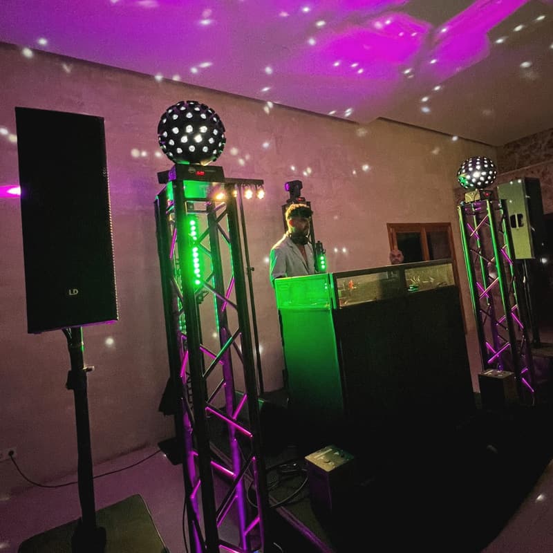Cabina de DJ de casament amb torres de truss, boles de mirall i monitors a Mallorca
