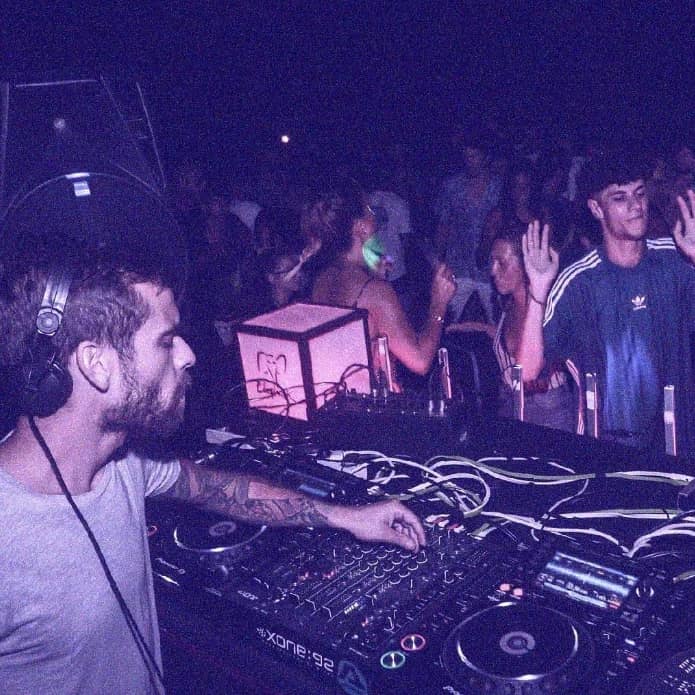 Miki punxant en una cabina amb Allen & Heath Xone:92 davant d'una pista plena a Mallorca