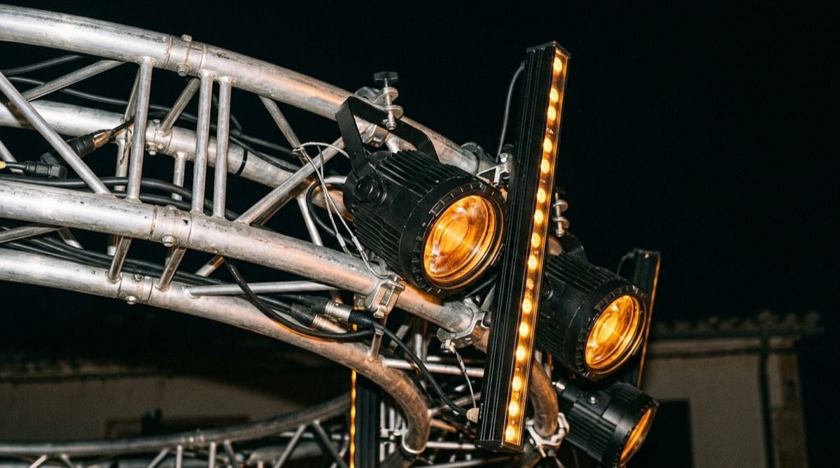 Focus PAR LED i barres LED muntats sobre truss d'alumini, amb les lents enceses en ambre