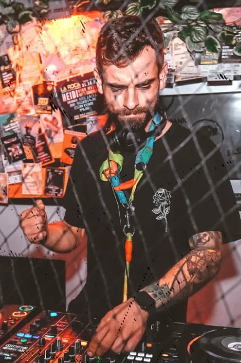 Miki, DJ i tècnic de so de FØNØY Sound, punxant a la cabina en un esdeveniment a Mallorca