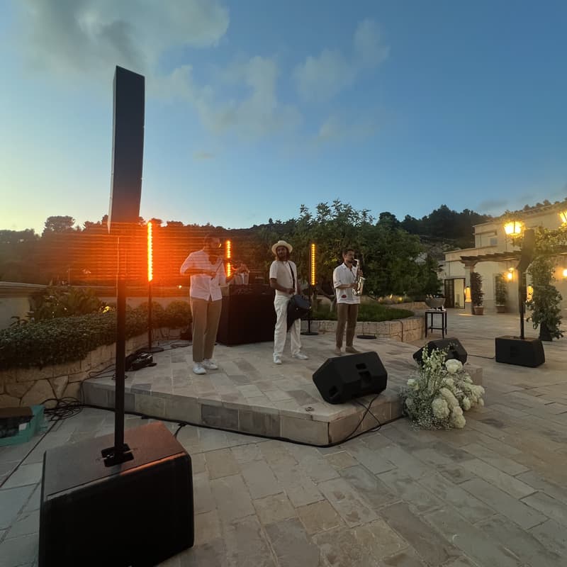 Banda en directe sota una carpa beduïna en una possessió de Mallorca