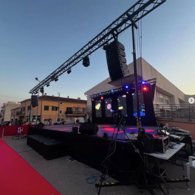 Concert de banda en directe amb el públic vora l'escenari